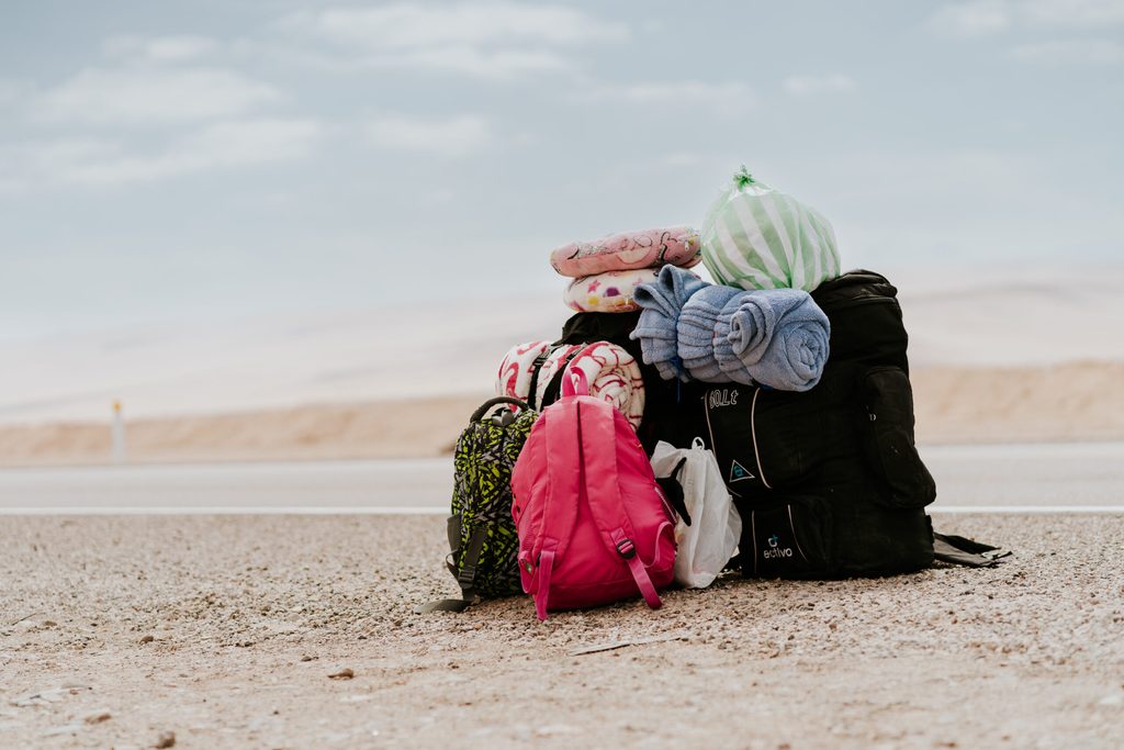 Mochilas de personas refugiadas y migrantes cruzando las carreteras en Tacna, Perú.