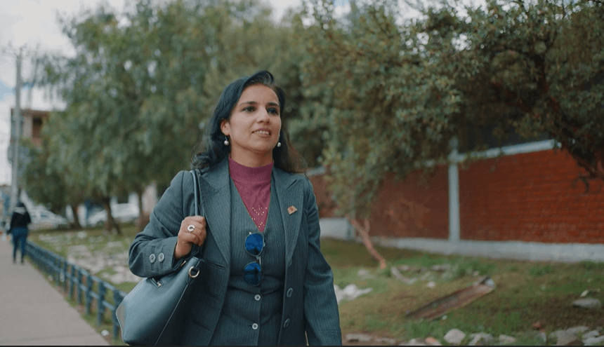 Docente Kelly, del nivel secundario, camino a la escuela del distrito San Jerónimo, participante del proyecto “Formado Emprendedores del Mañana”