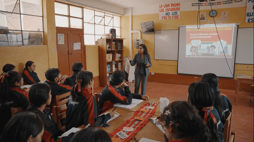 Docente Kelly, del nivel secundario, dictando una clase a sus alumnos y alumnas de una escuela del distrito San Jerónimo, Cusco.