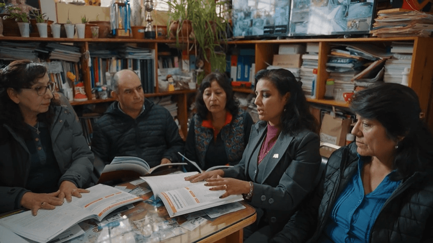 Docente Kelly, del nivel secundario, junto a colegas y directora de la escuela participante del proyecto “Formado Emprendedores del Mañana”