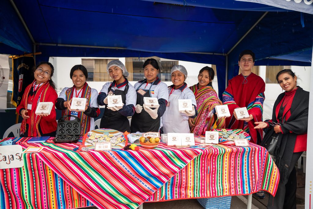 Docente Kelly y el emprendimiento escolar “Sinchiyaska” en la feria escolar ejecutada en conjunto con la universidad Andina de Cusco.