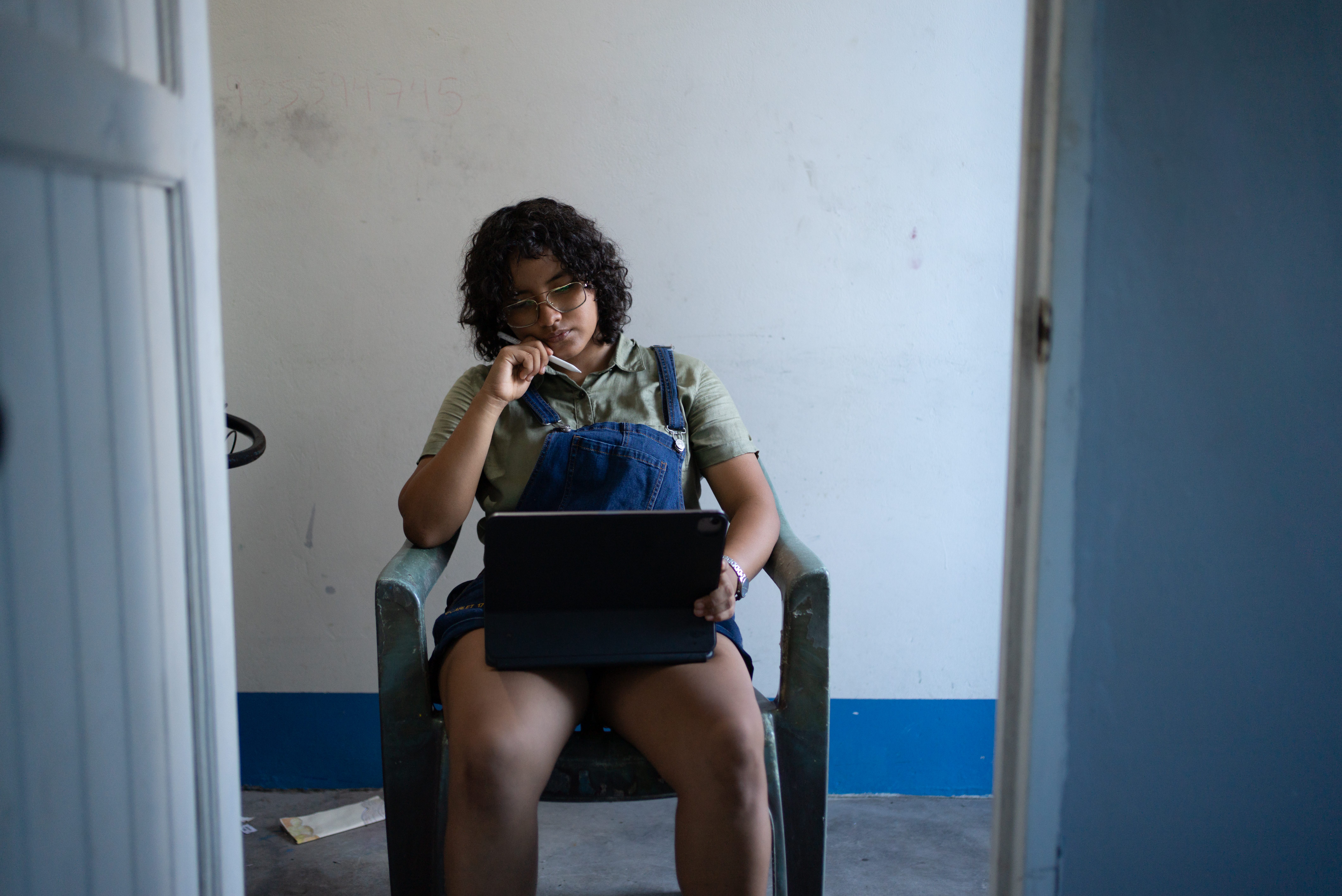 Scarlet editando en su tablet