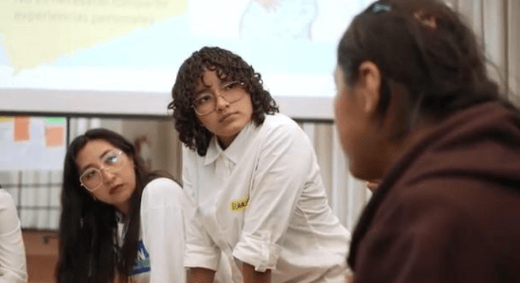Scarlet durante sesiones del Día de la Niña elaborando planes de acción contra las uniones forzadas.