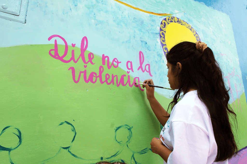 Participante de Programa Multianual "Aprender sin Barreras" en muralización realizada en escuelas.