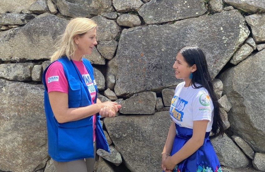 Anna Volpel de Borja talking to an adolescent girl. 
