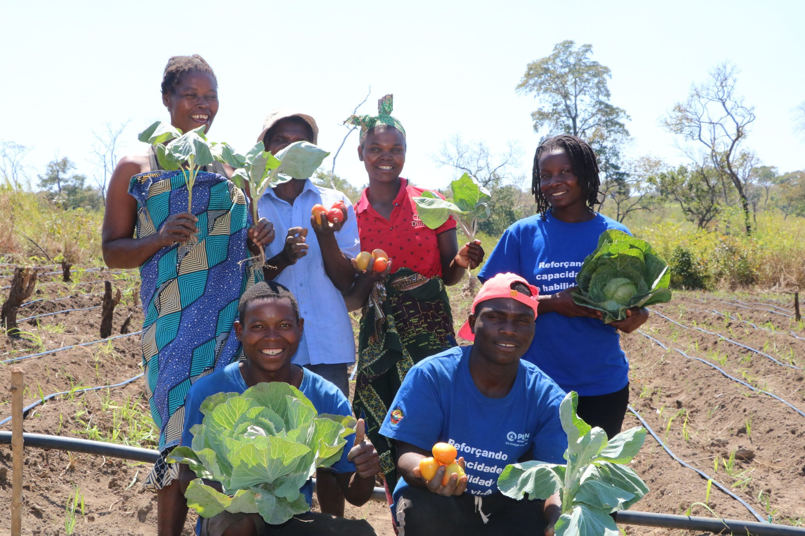 Membros  de uma das sete associações de agricultura criadas pela Plan International em Lugela e a sua colheita