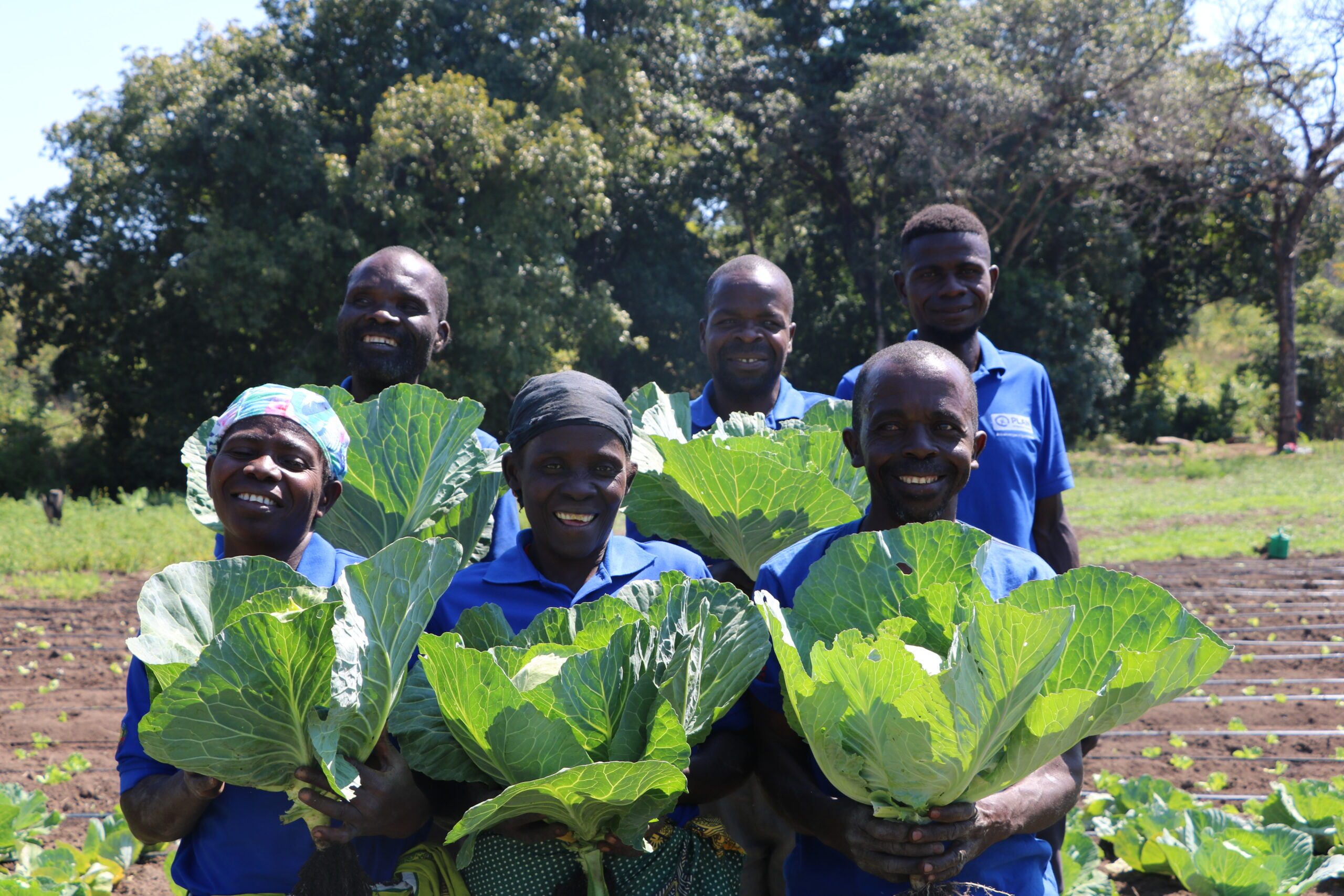 Membros  de uma das sete associações entregues
