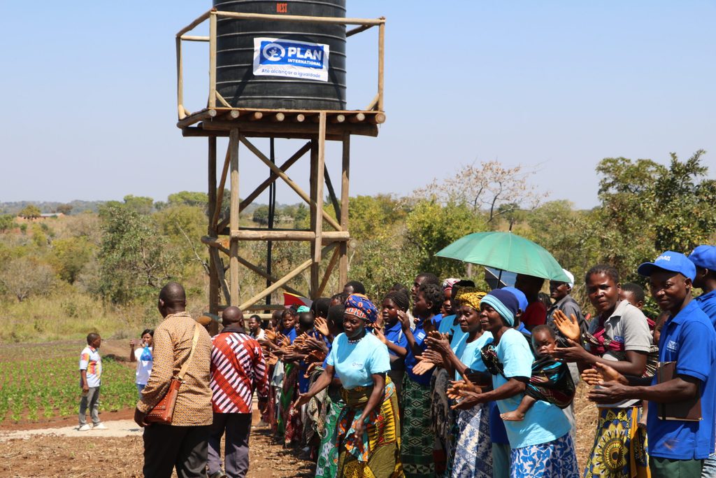Grupo de agricoltures recebendo a na cerimónia de entrrega dos investimentos