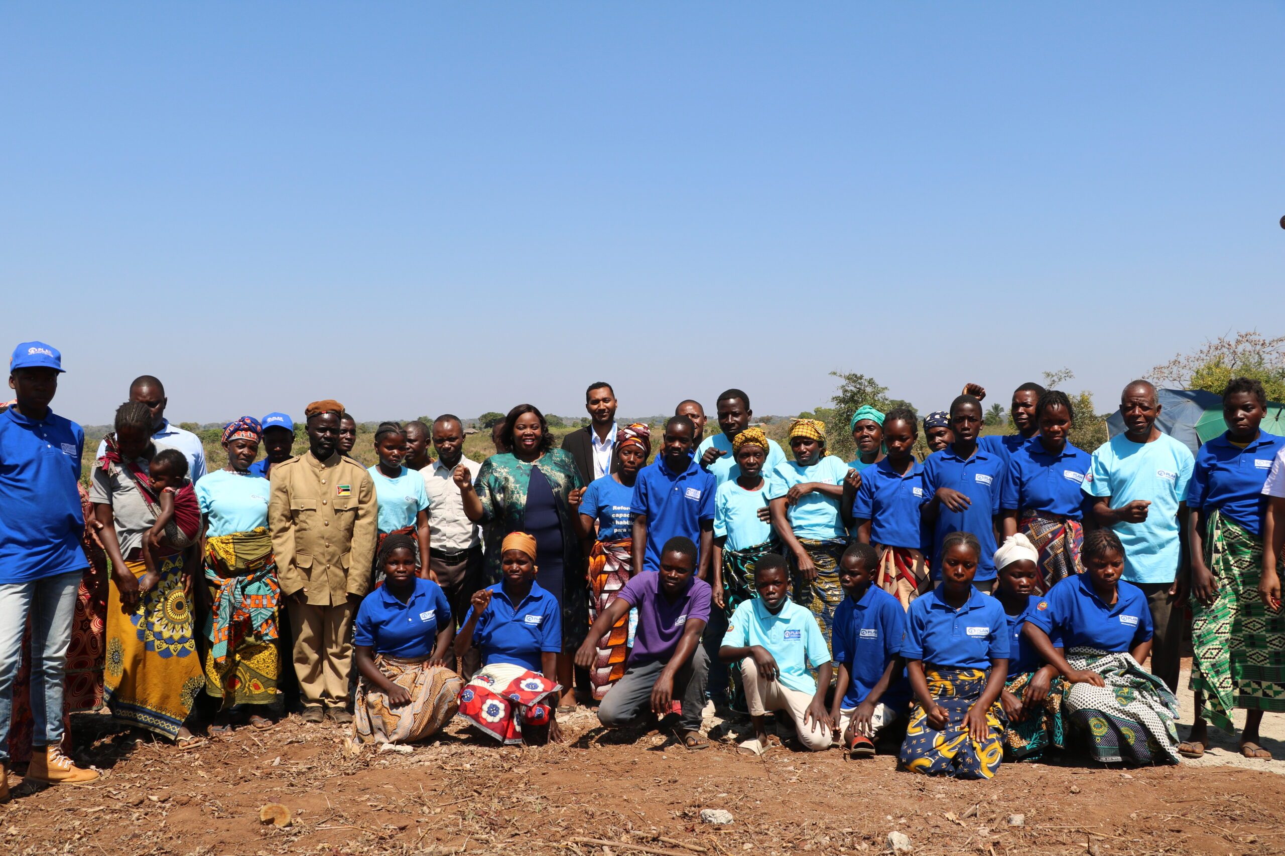 Equipa da Plan International, a Administradora e participantes do projeto