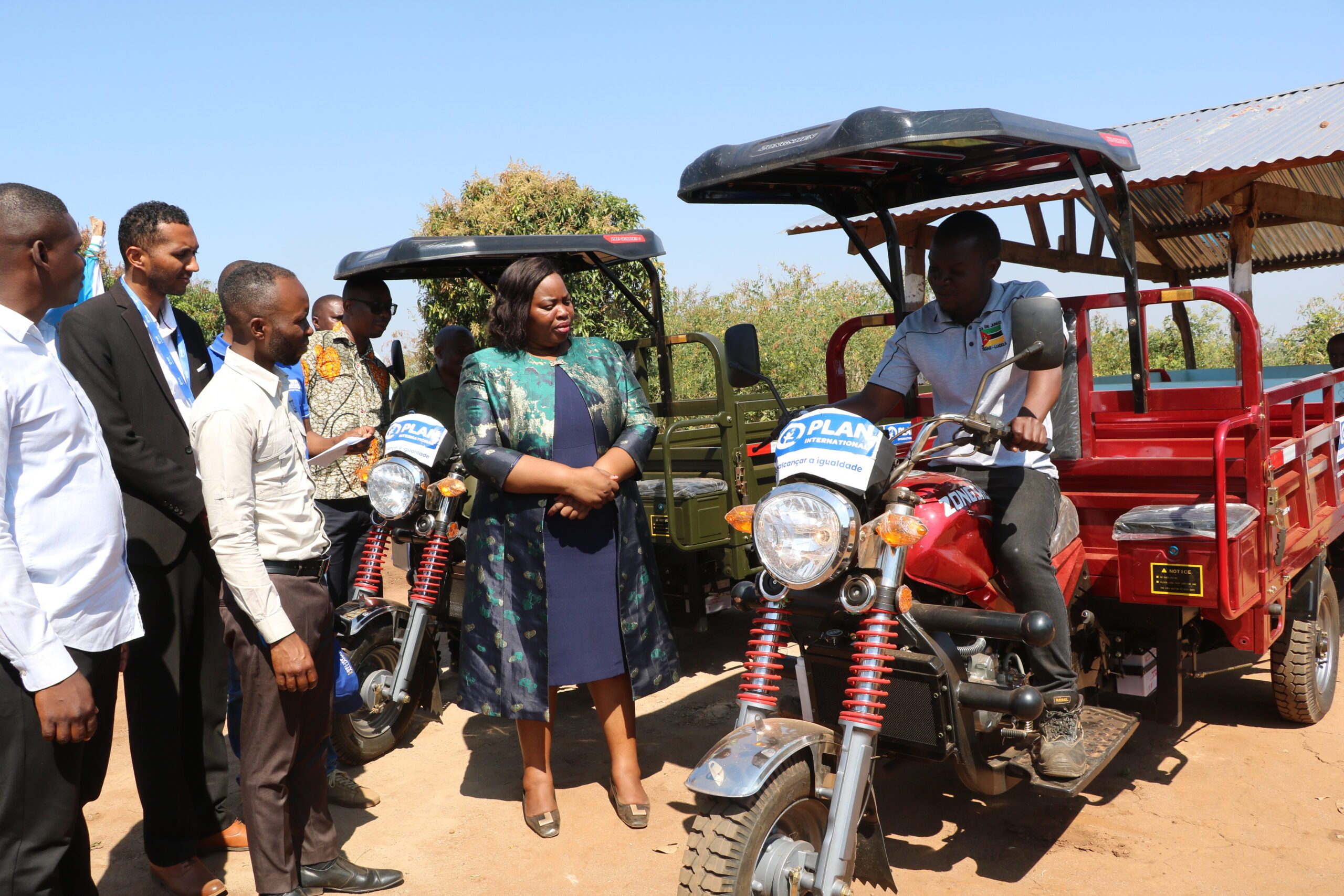 Entrega dos dois triciclos para escoamento dos produtos agrícolas 
