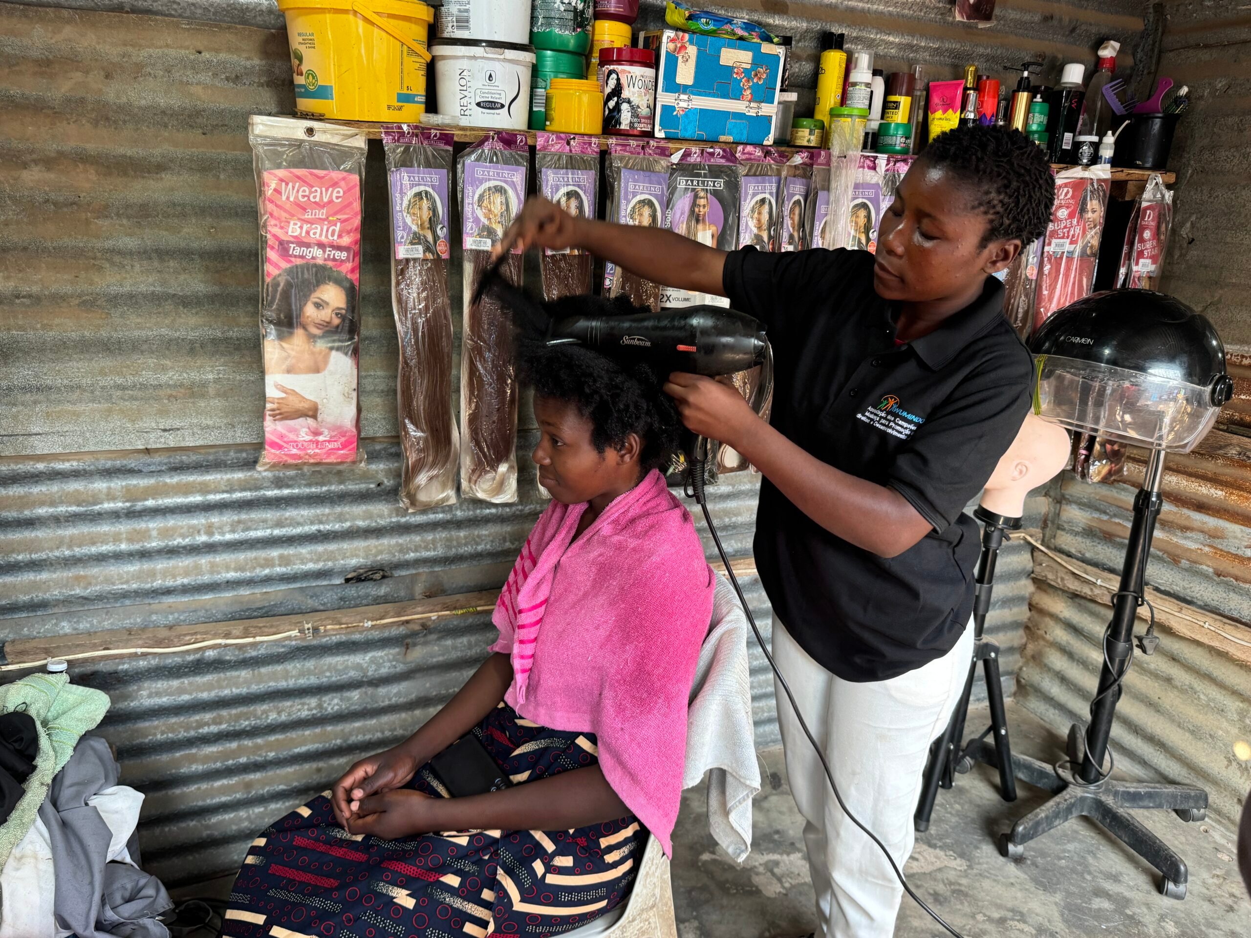 Veronica a pentear o cabelo de alguém.