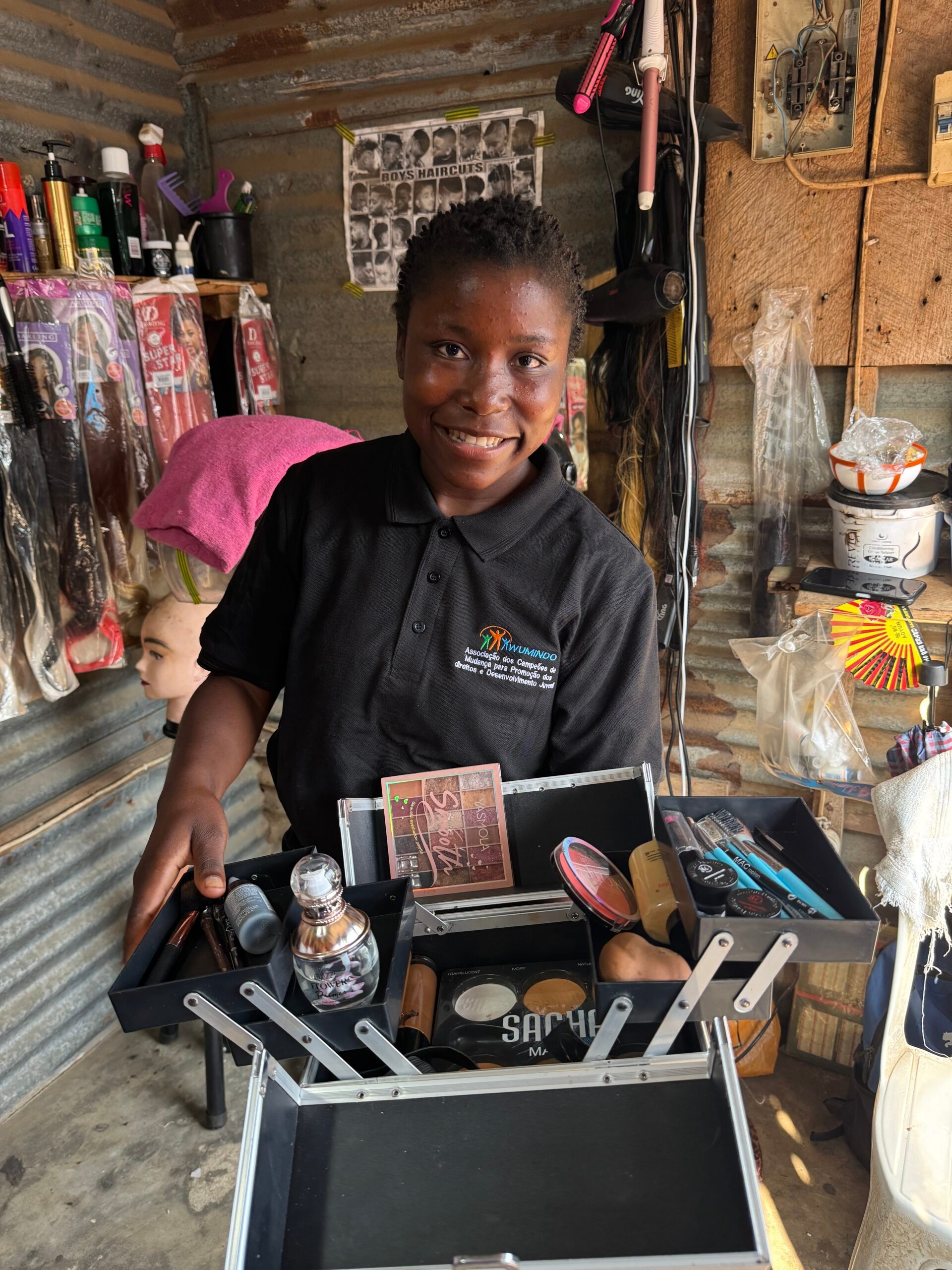 Verónica mostra o seu kit de maquilhagem.