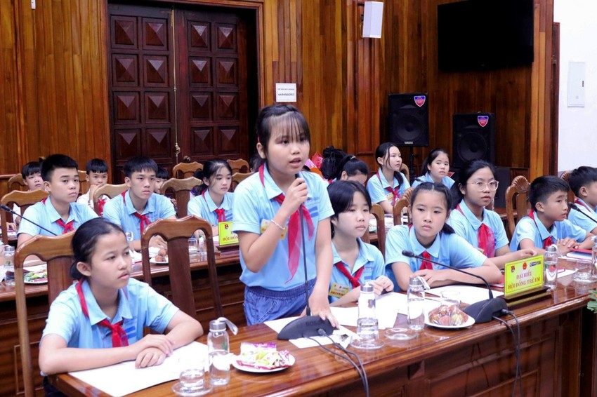 Girl speaks at the first Children’s Council in Quang Binh province