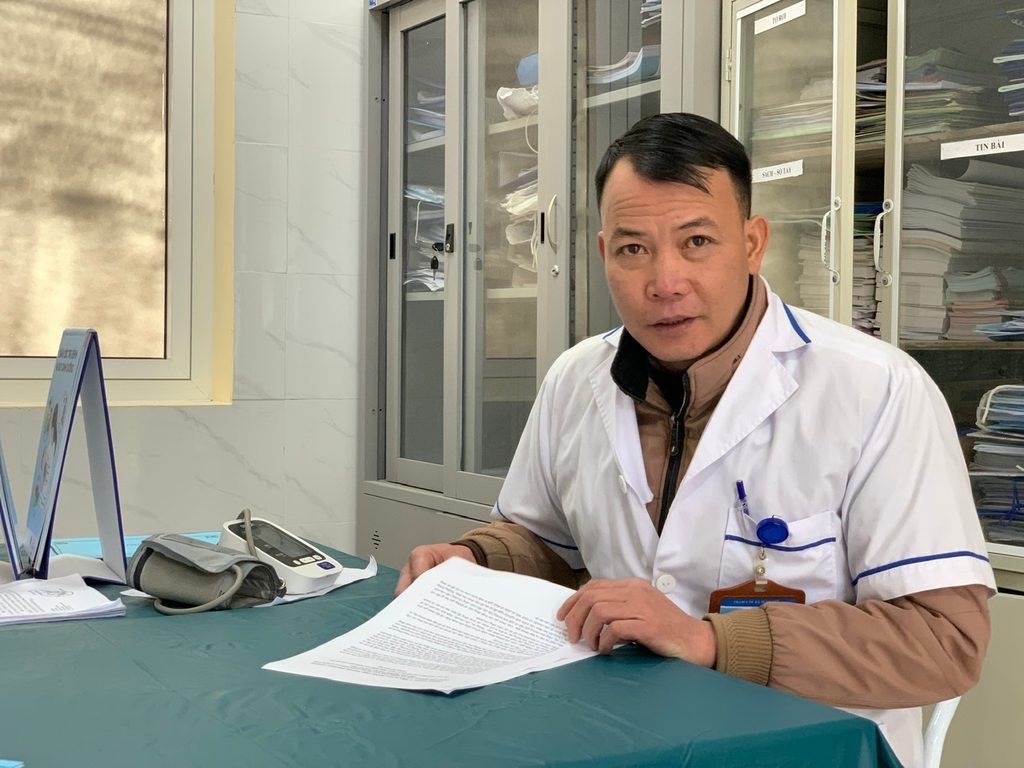 Dìn. 45 years old, a health officer in Tùng Sán commune, Hà Giang province