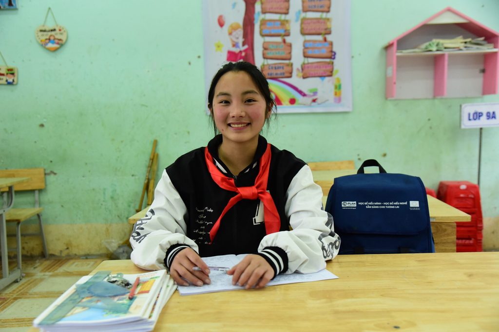 Sào smiling in her classroom