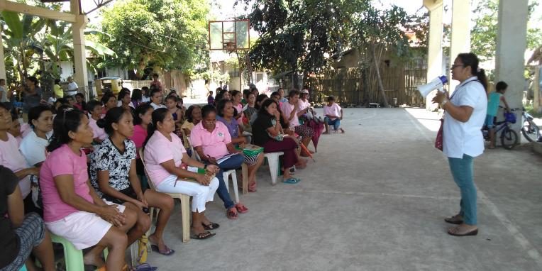 ADVOCATE. Mana Fe training community members on the importance of women's and child rights. Photo taken before the start of the COVID-19 pandemic, hence face masks and physical distancing were not yet imposed.