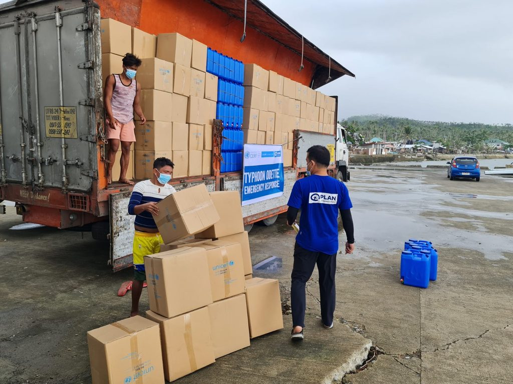 Jhod overseeing transport of relief items headed to Limasawa, Southern Leyte