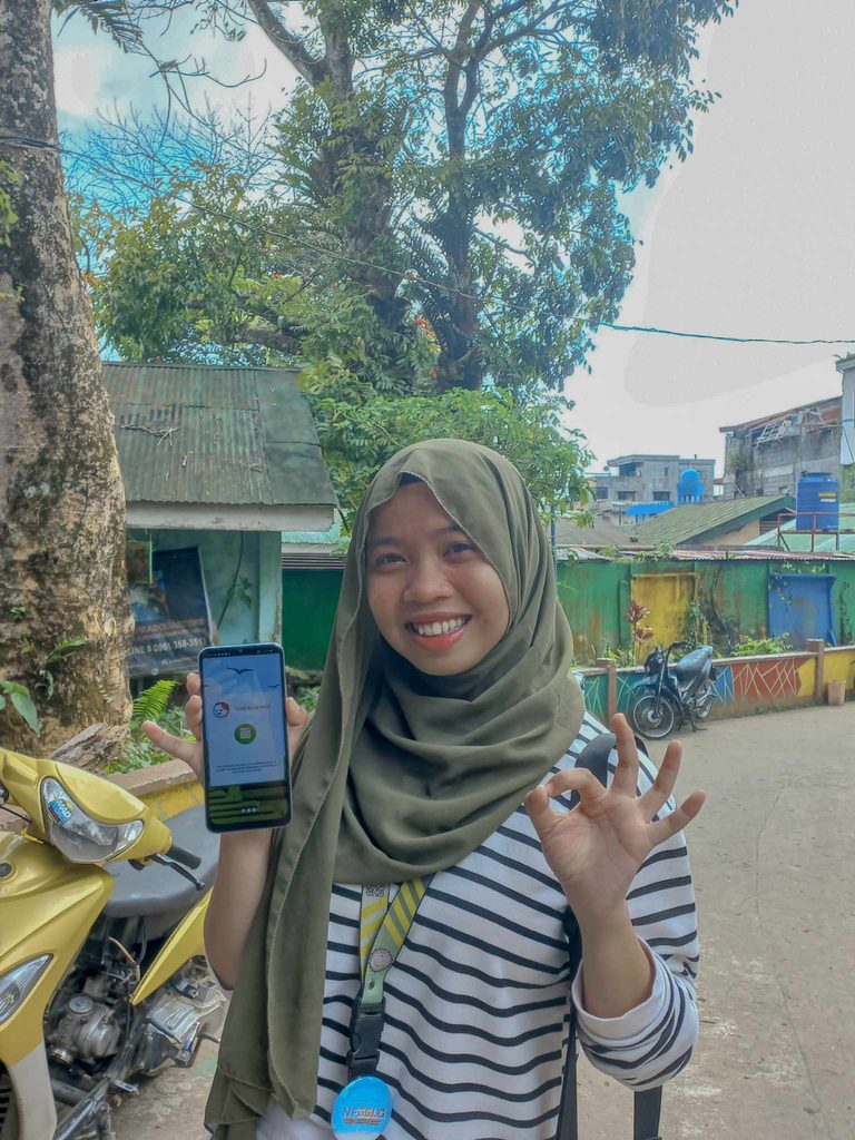 Girl shows her smartphone with the Oky app display