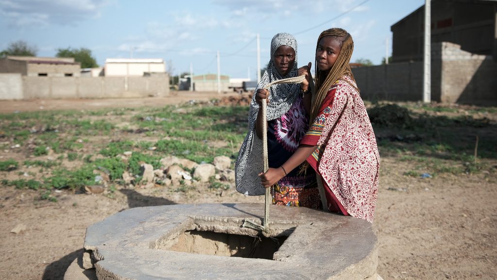 Floriane helps her friend draw water from the well.  
