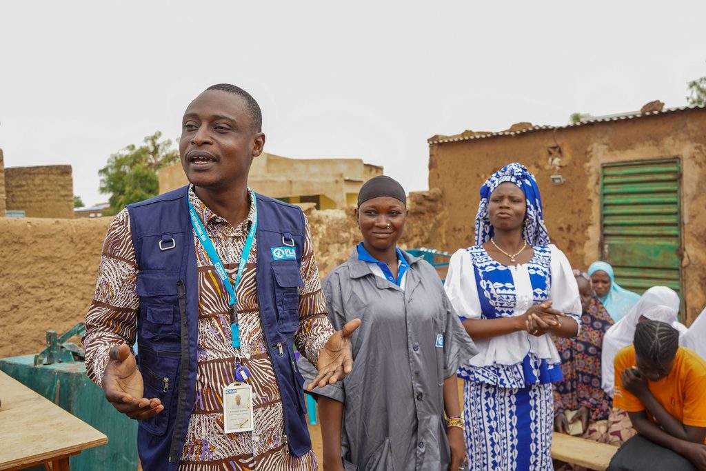 Project Manager and Gender in Emergencies Specialist Oumarou Kafando on a supervisory visit to the association Nabonswende in Kaya.