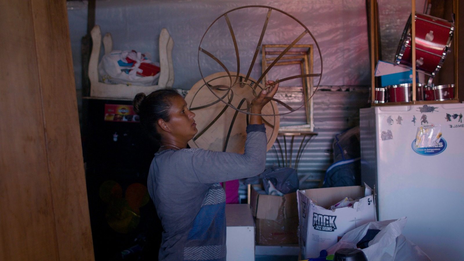 Emprendedora trabajando con materiales reciclados