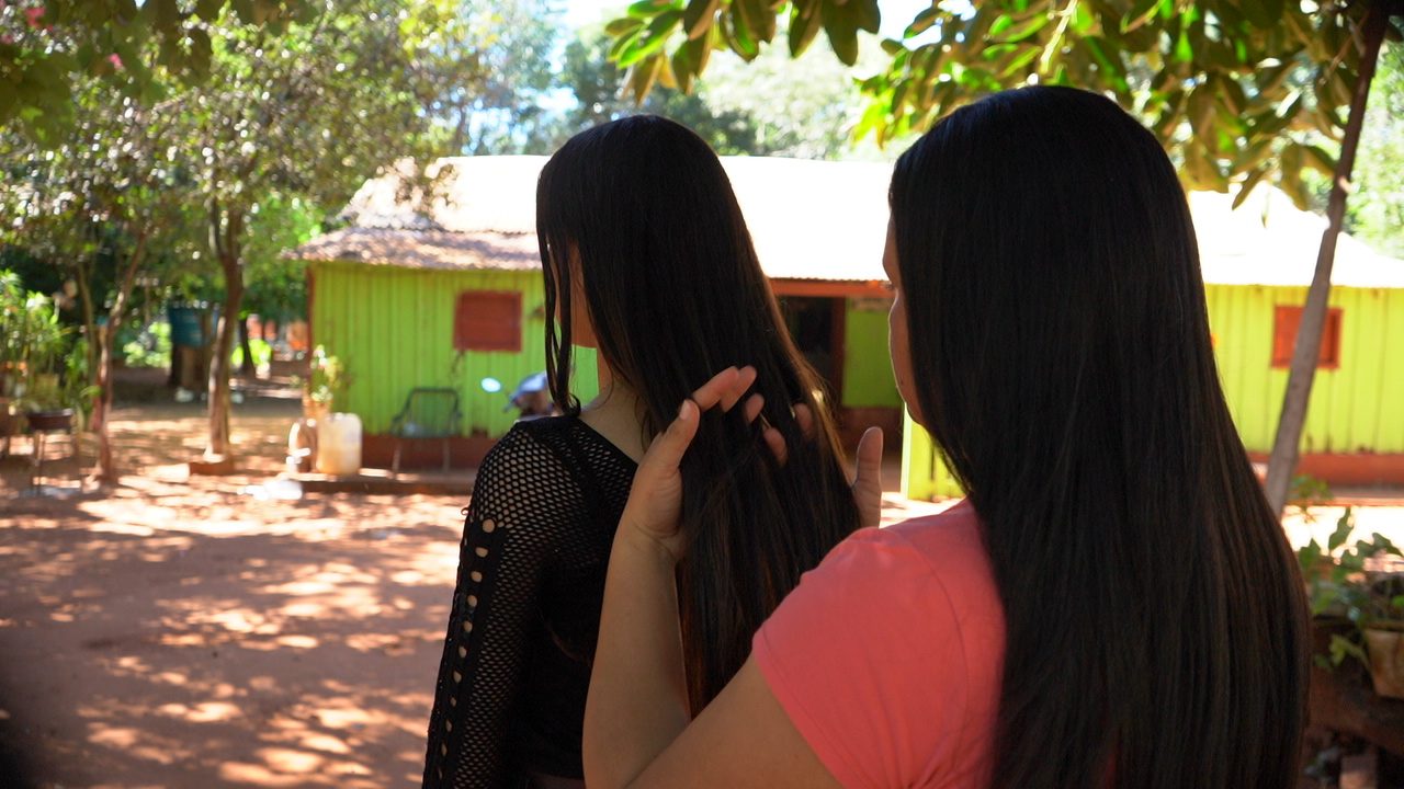 Patricia, 32, brushing her daughter's hair. 