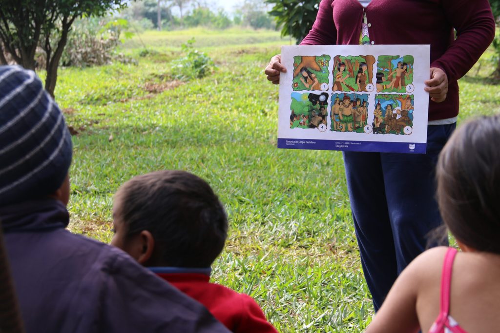 Profesora de comunidad indigena enseñando
