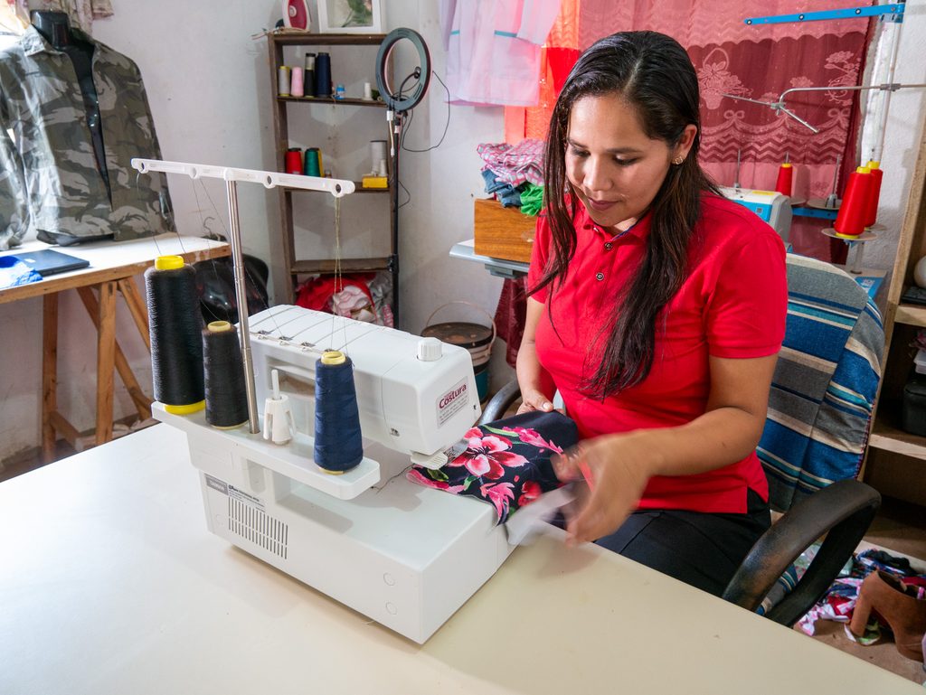 Diseñadora trabajando en una prenda