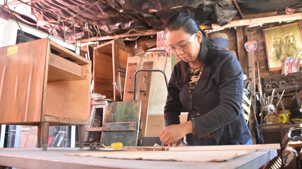 ana trabajando con madera