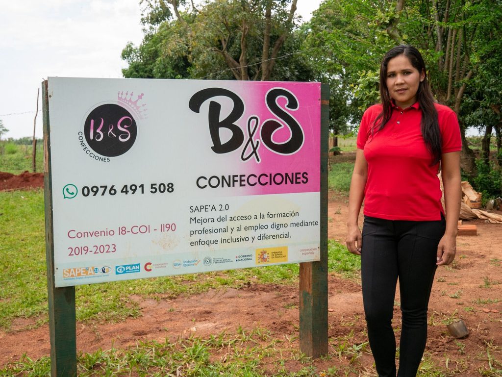 Griselda frente al cartel de su emprendimiento