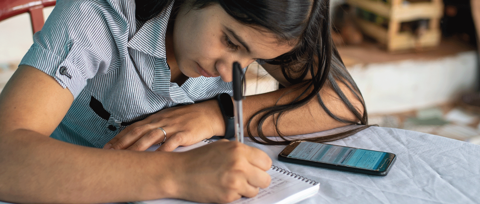 niña estudiando