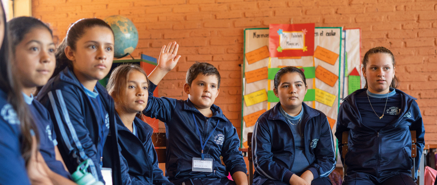 niños y niñas en escuela