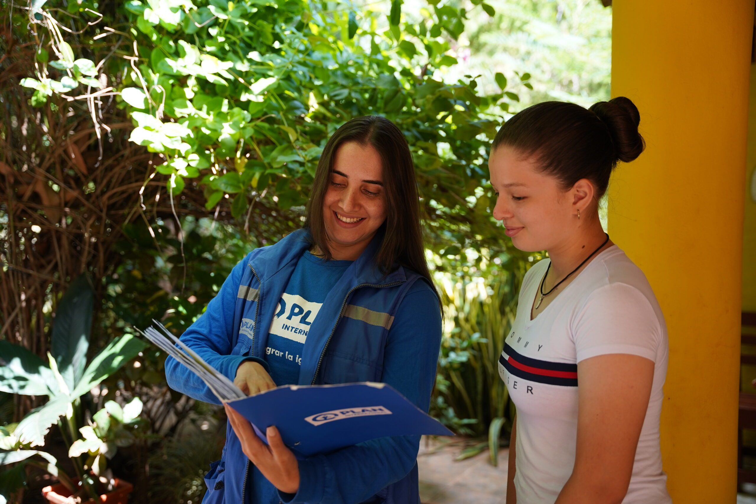 Luz y personal de plan conversando sobre la higiene menstrual
