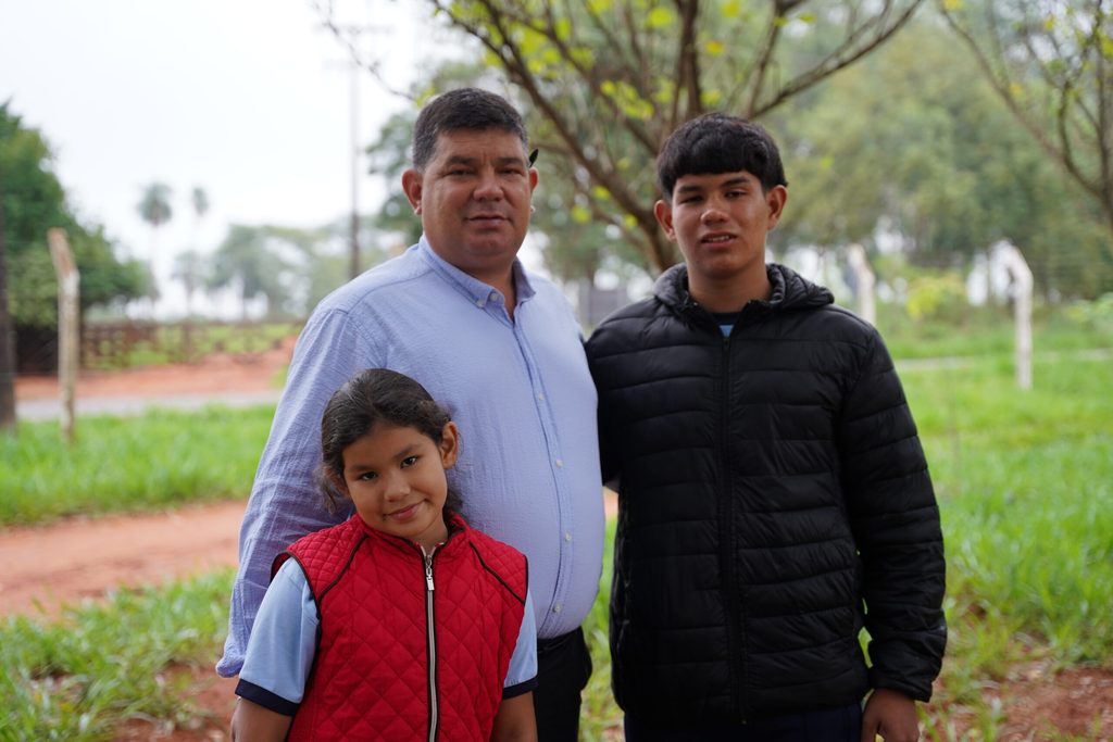 Padre y su hijo e hija