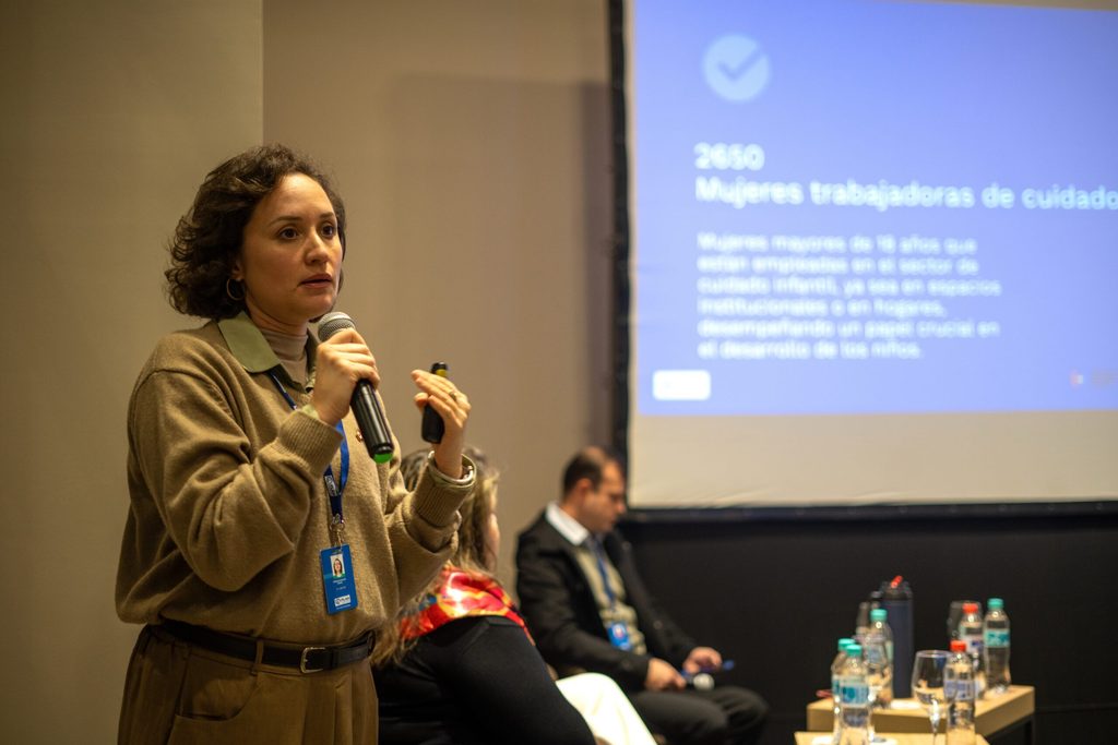 Coordinadora del proyecto hablando