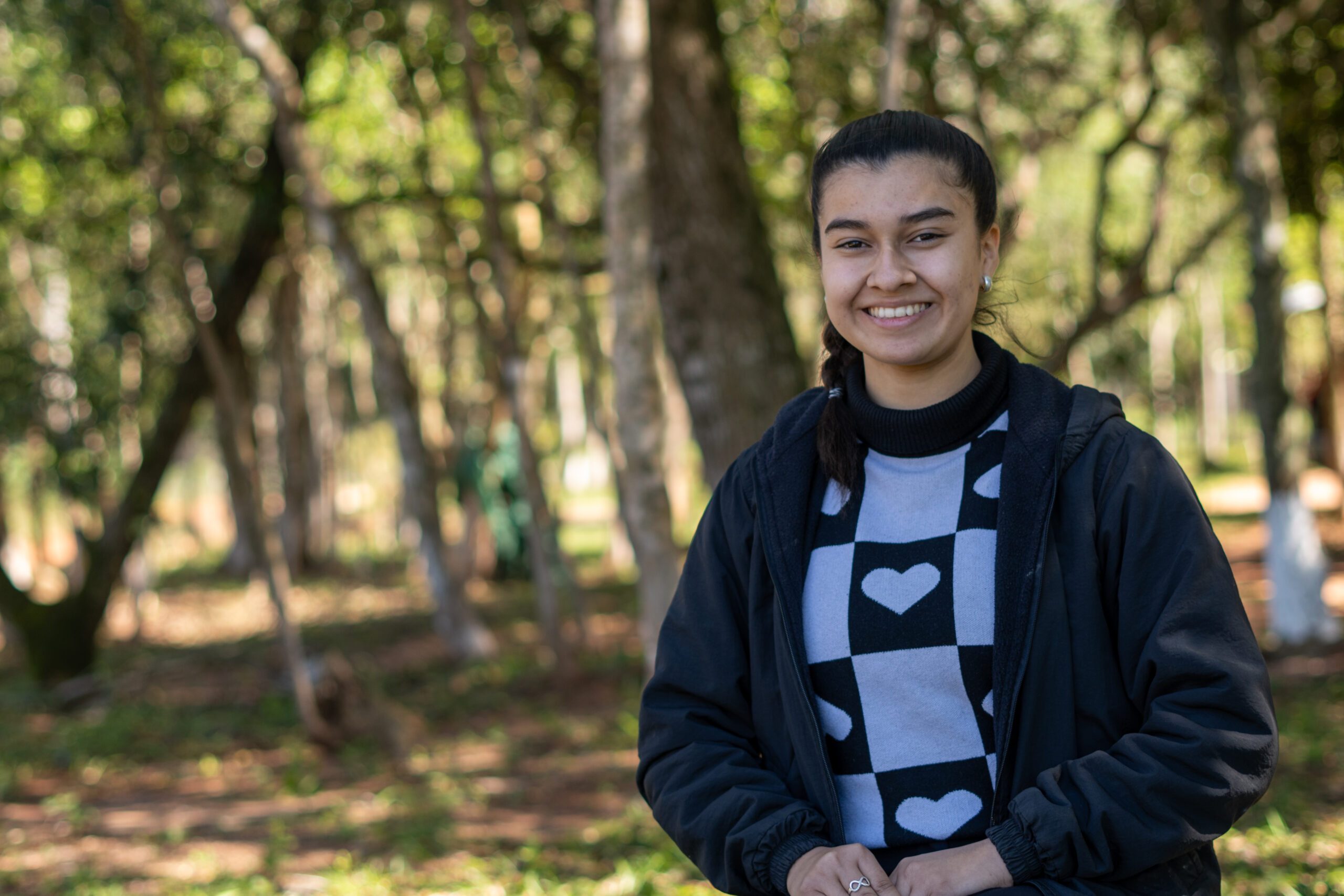 Niña sonriendo feliz