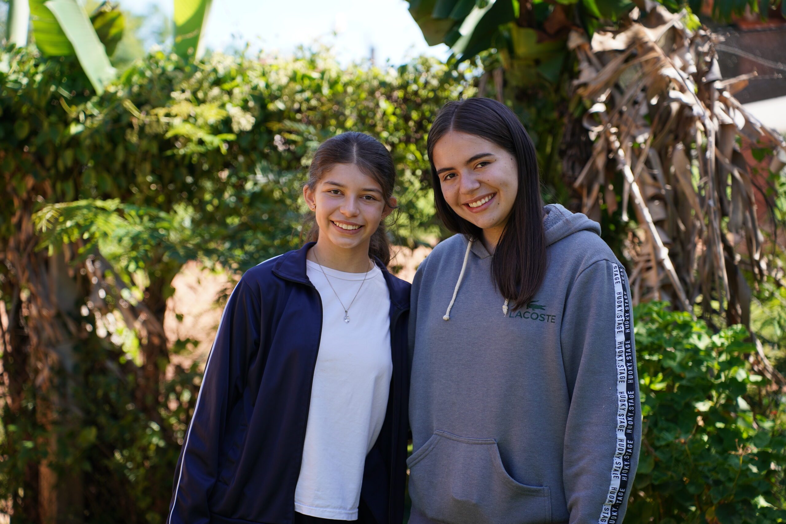 naturaleza, niñas sonriendo