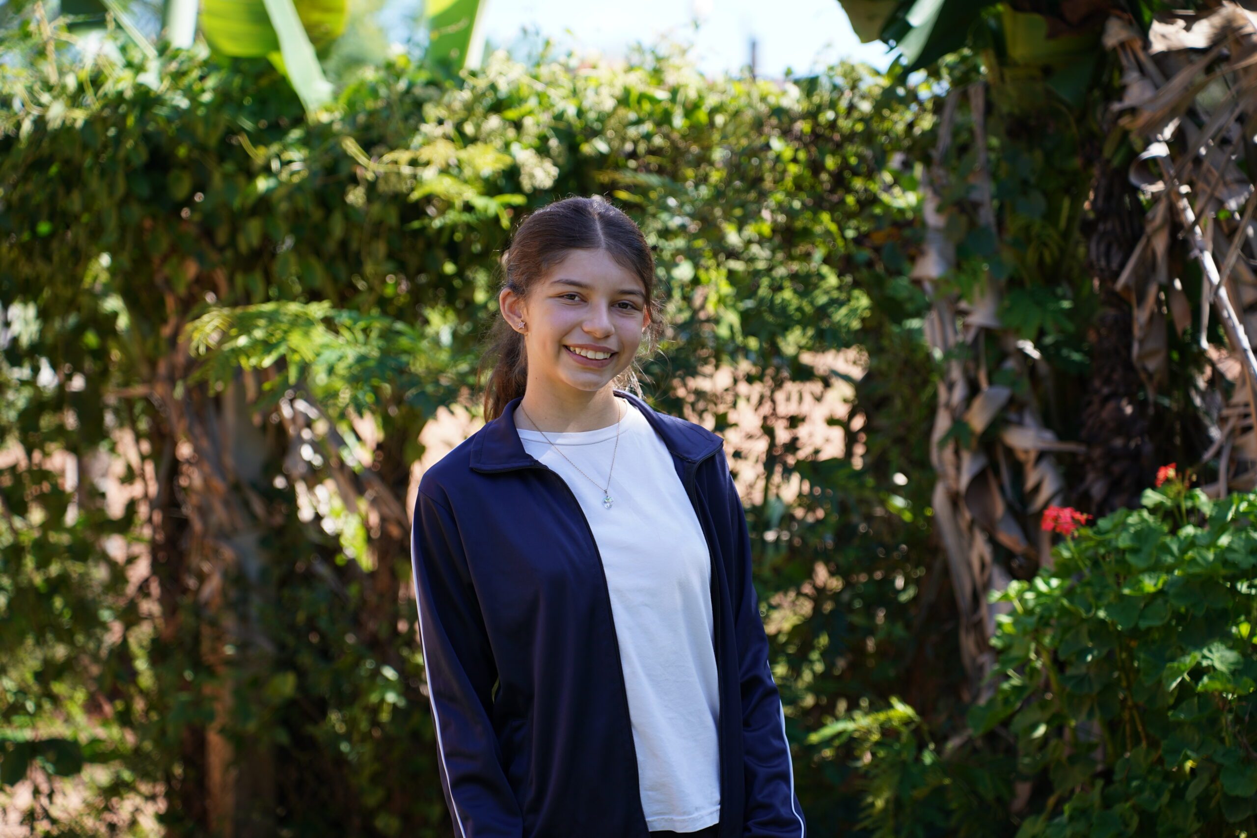 Niña feliz, naturaleza, sonriente