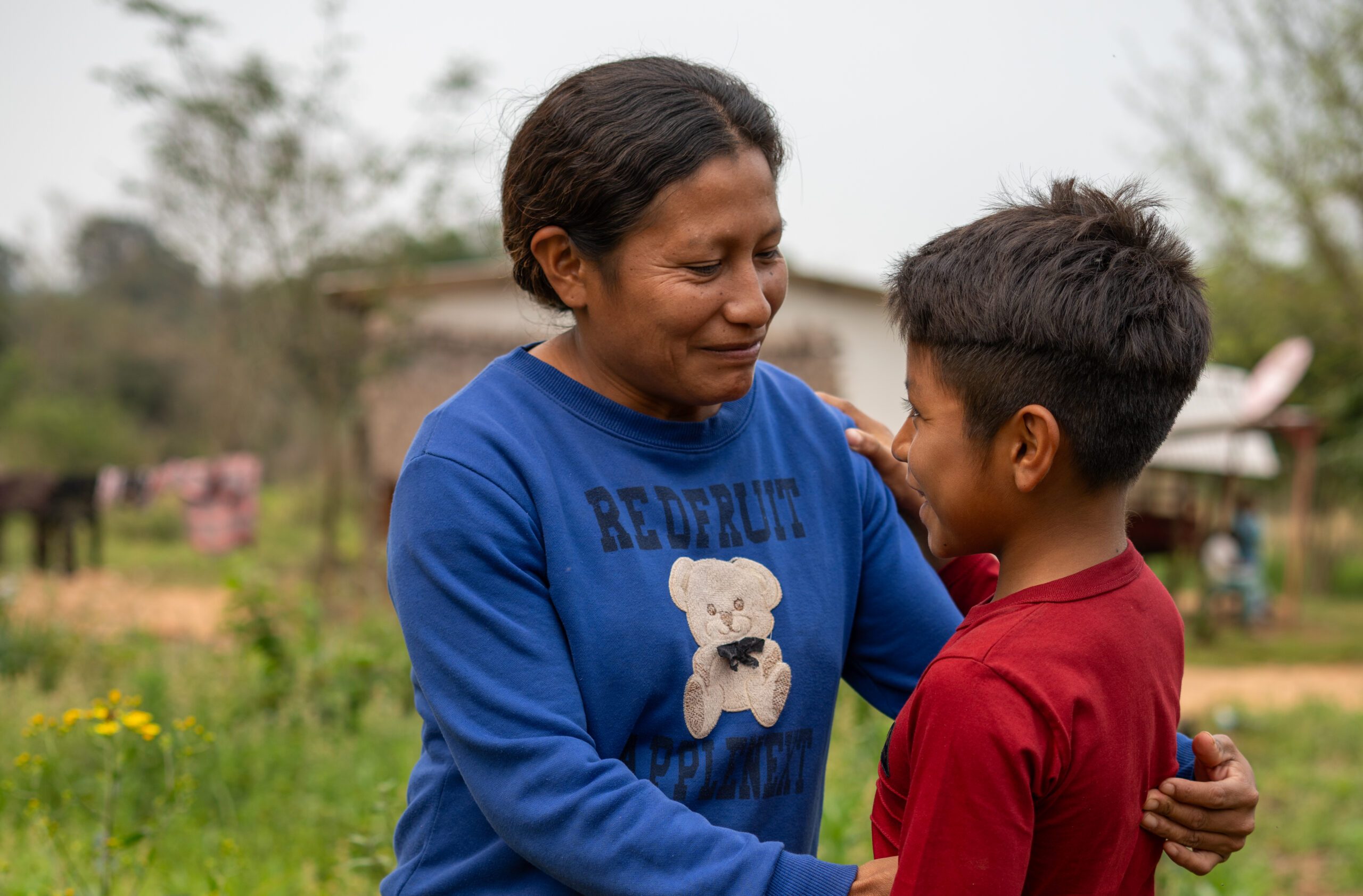 Sebastiana, con su hijo. © Plan International Paraguay