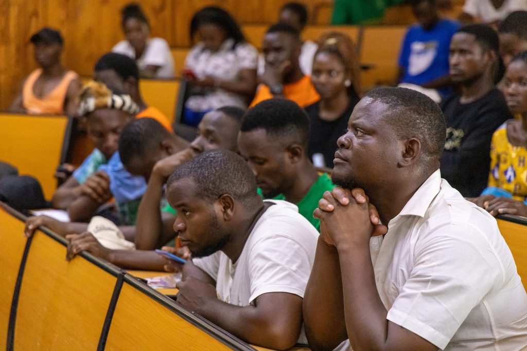 Mzuzu University students listening