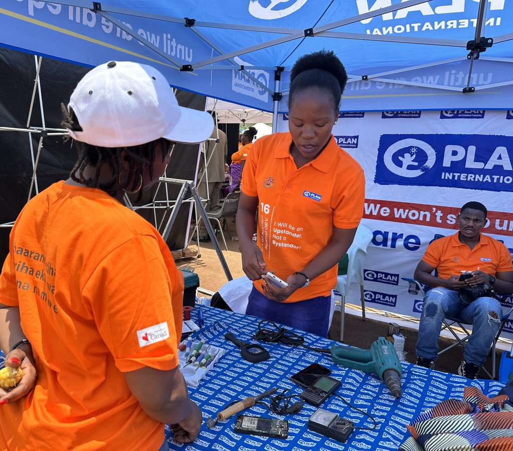 Faith showing how she does her phone repair work