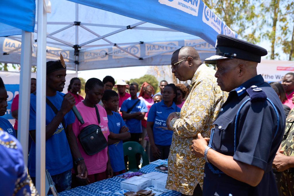 The Police Commissioner North and Former Veep appriciatinf Plan Malawi's work