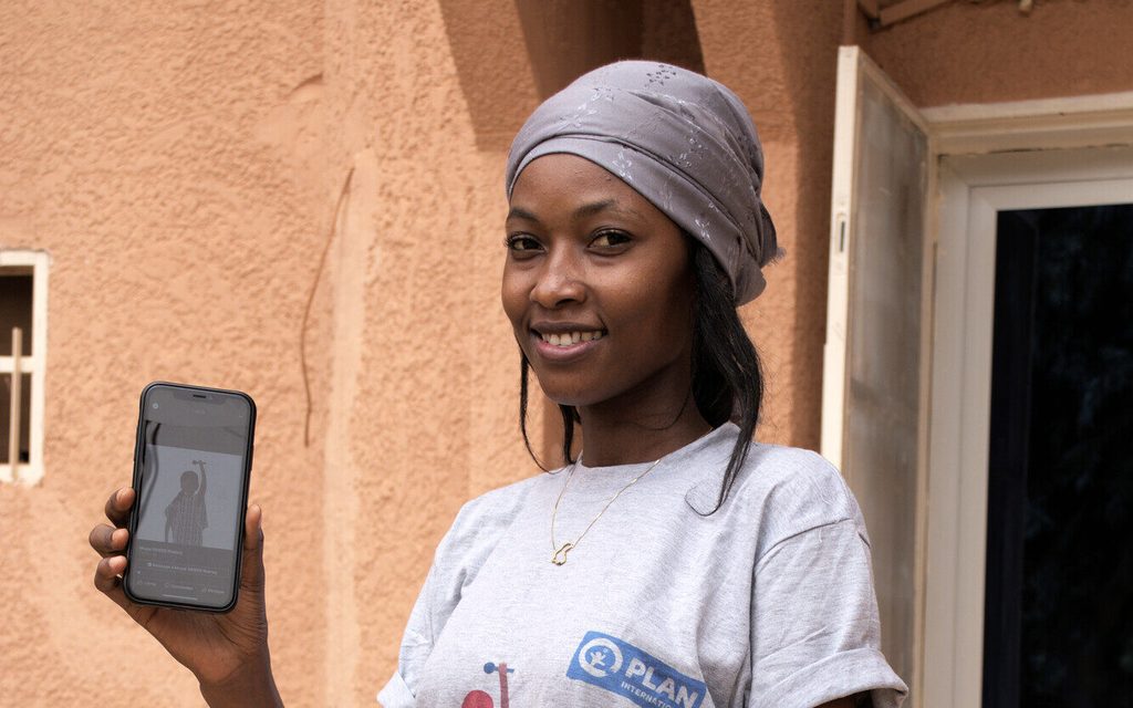 26-year-old Aïchatou (the moderator of the Girls Out Loud group in Niger) holding a mobile phone