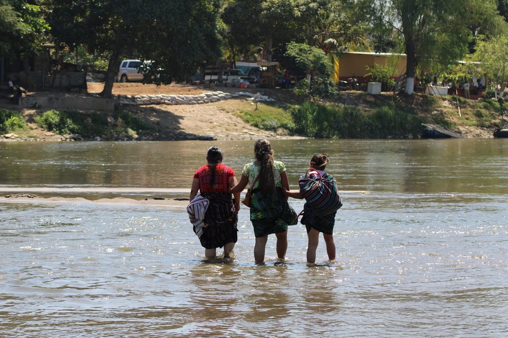 Migrantes cruzando rio Suchiate en Tapachula, México