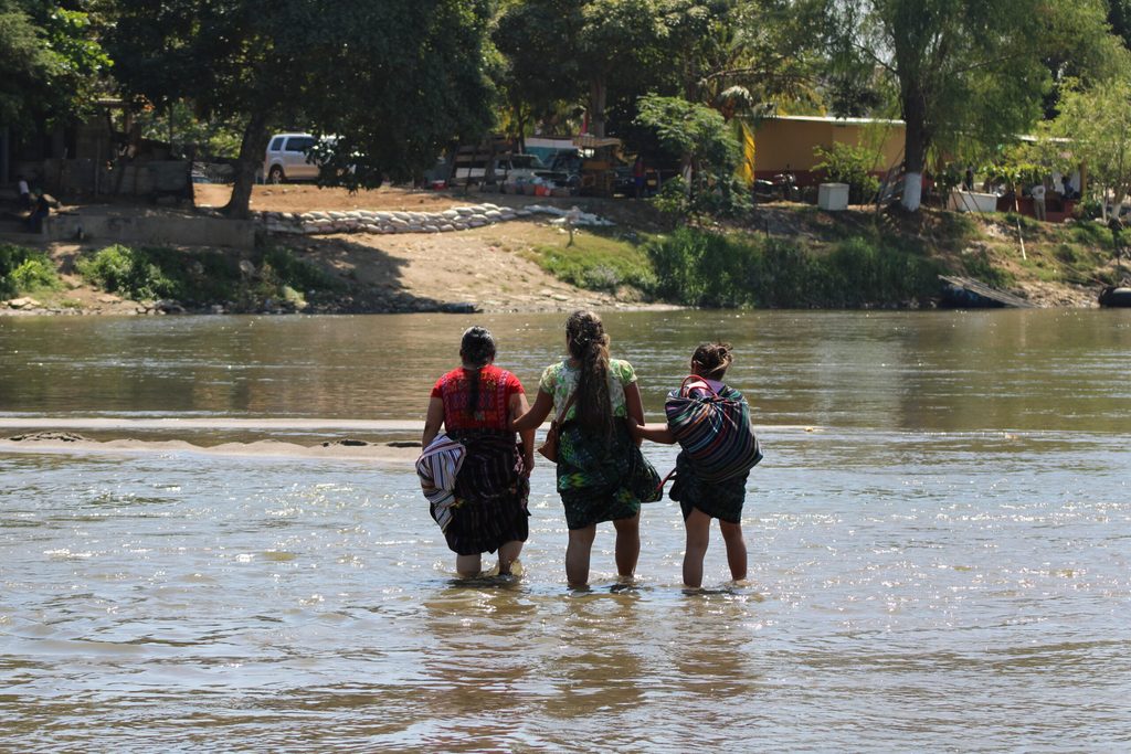 Migrantes cruzando rio Suchiate en Tapachula, México