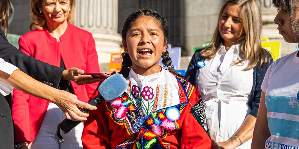 En el marco del Día de la Niña 2019, jóvenes peruanas participaron en una actividad fuera del Congreso de los Diputados de Madrid, España donde pedían se atiendan temas pendientes para alcanzar la igualdad de género.