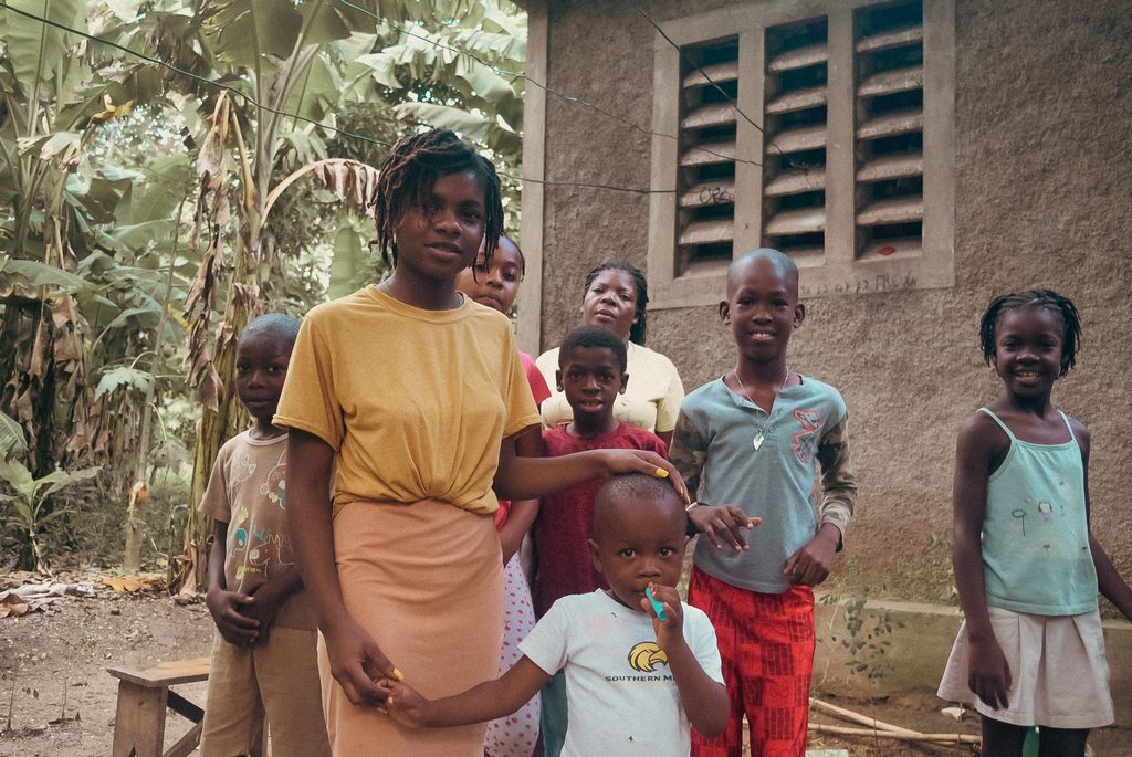 Stephanie con niñas y niños de su comunidad en el sureste de Haití