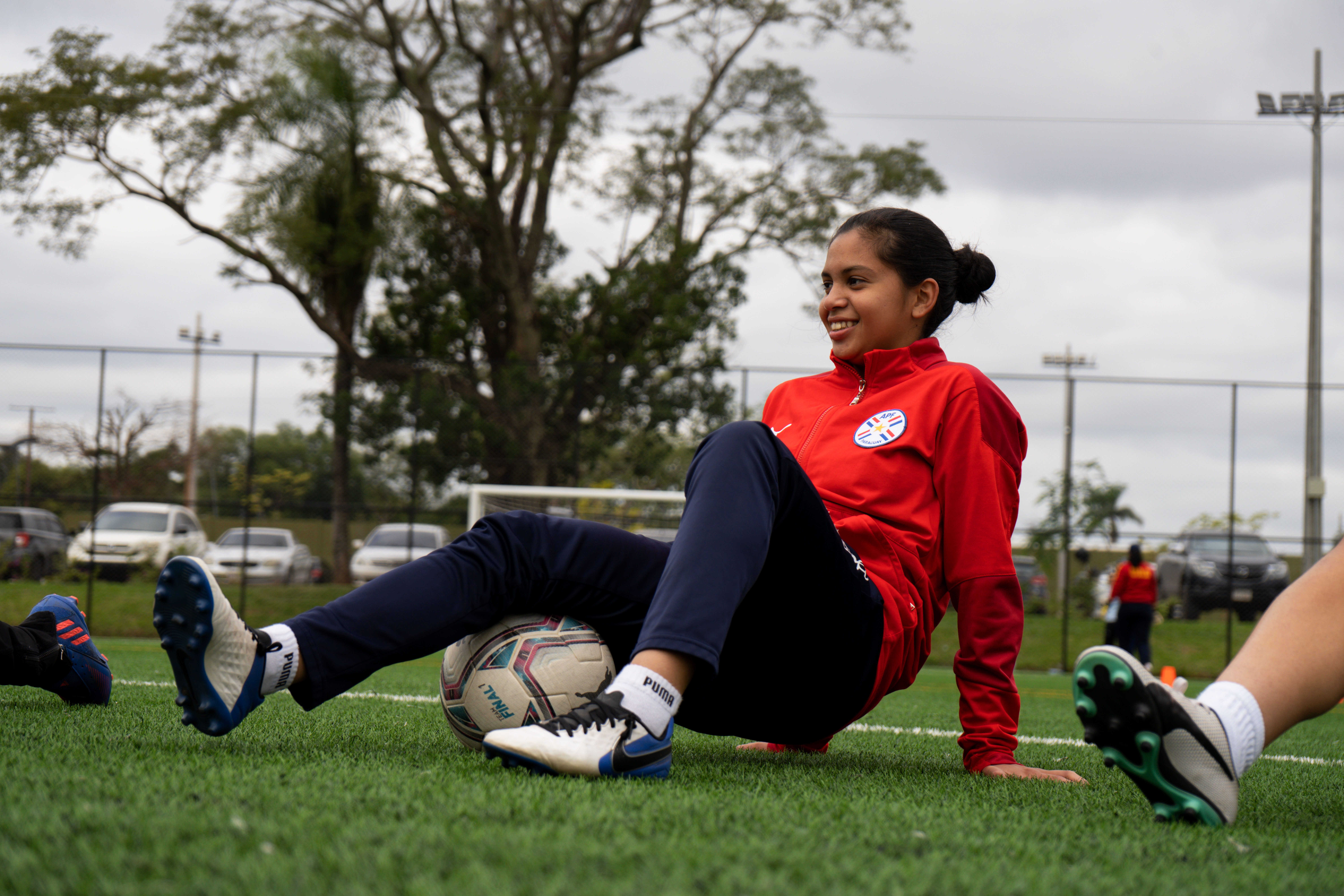 Fátima, de 18 años, jugando para la selección de Paraguay.