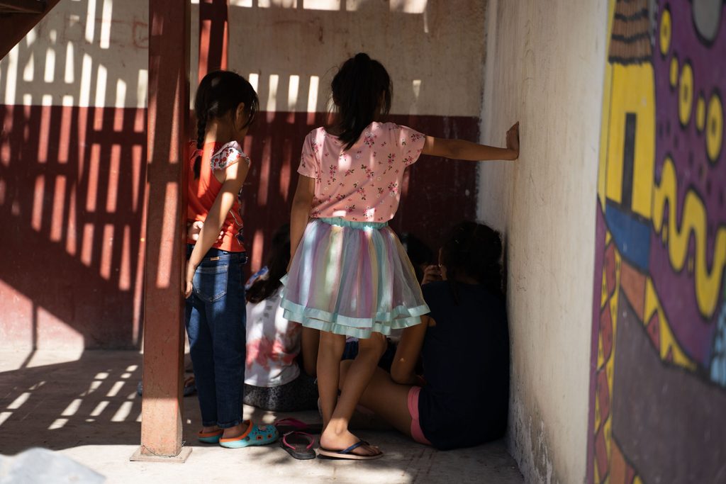 Niñas migrantes en un albergue en México.