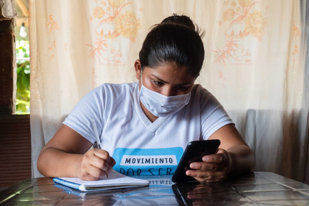 Joven de Ecuador estudiando durante el confinamiento de la Pandemia